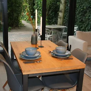 Bed & Breakfast Behind The Tree, Hoofddorp